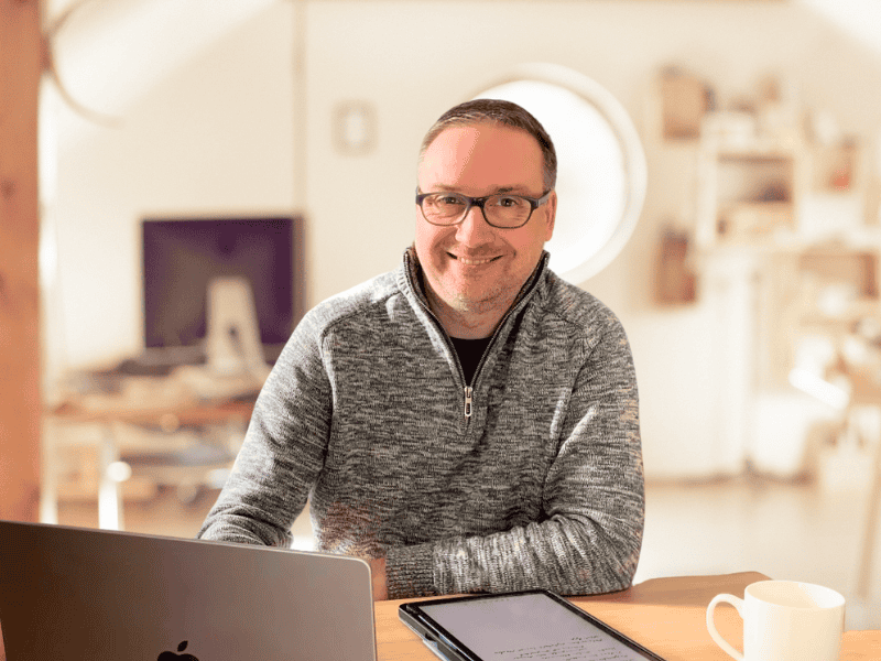 André am Schreibtisch André Bosse am Schreibtisch sitzend