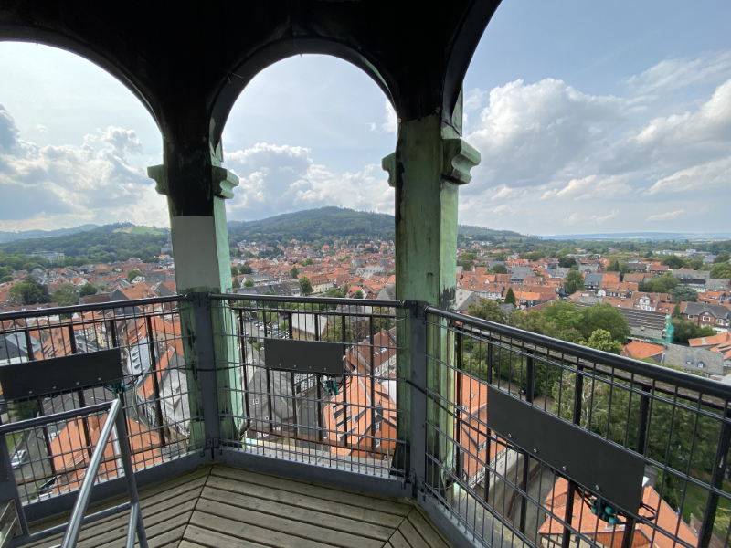 Blick von einem Kirchturm über die Dächer von Goslar, im Hintergrund die Ausläufer des Harzes