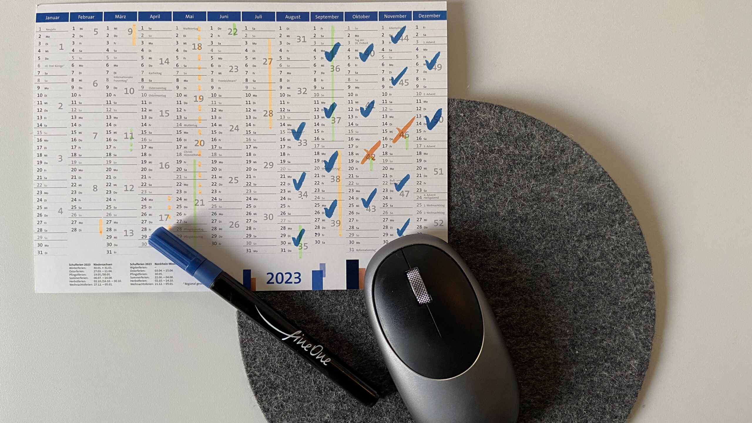 Meine_Erfolgskette Ein Jahreskalender, auf dem in den Monaten August bis Dezember viele Wochen mit einem blauen Haken, zwei Wochen mit einem roten Kreuz markiert sind.